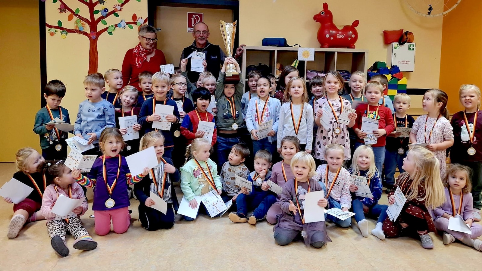 Grundschule Hehlen und Kindergarten Deensen gewinnen Wanderpokale beim Bewegungspass