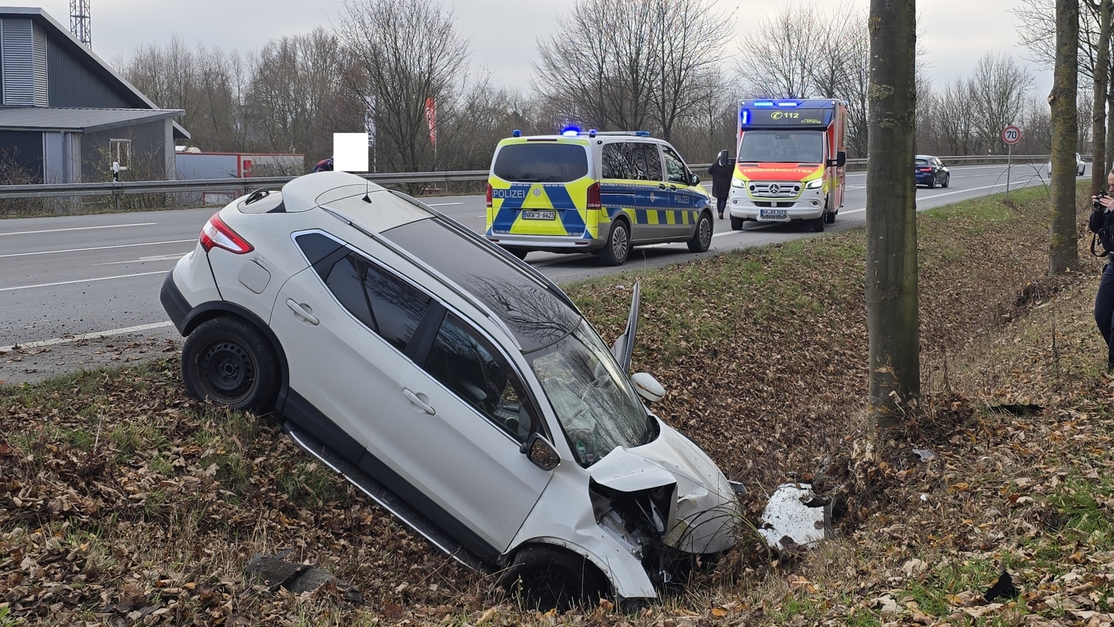 Alleinunfall auf der B64 in Höxter mit einer verletzten Person 