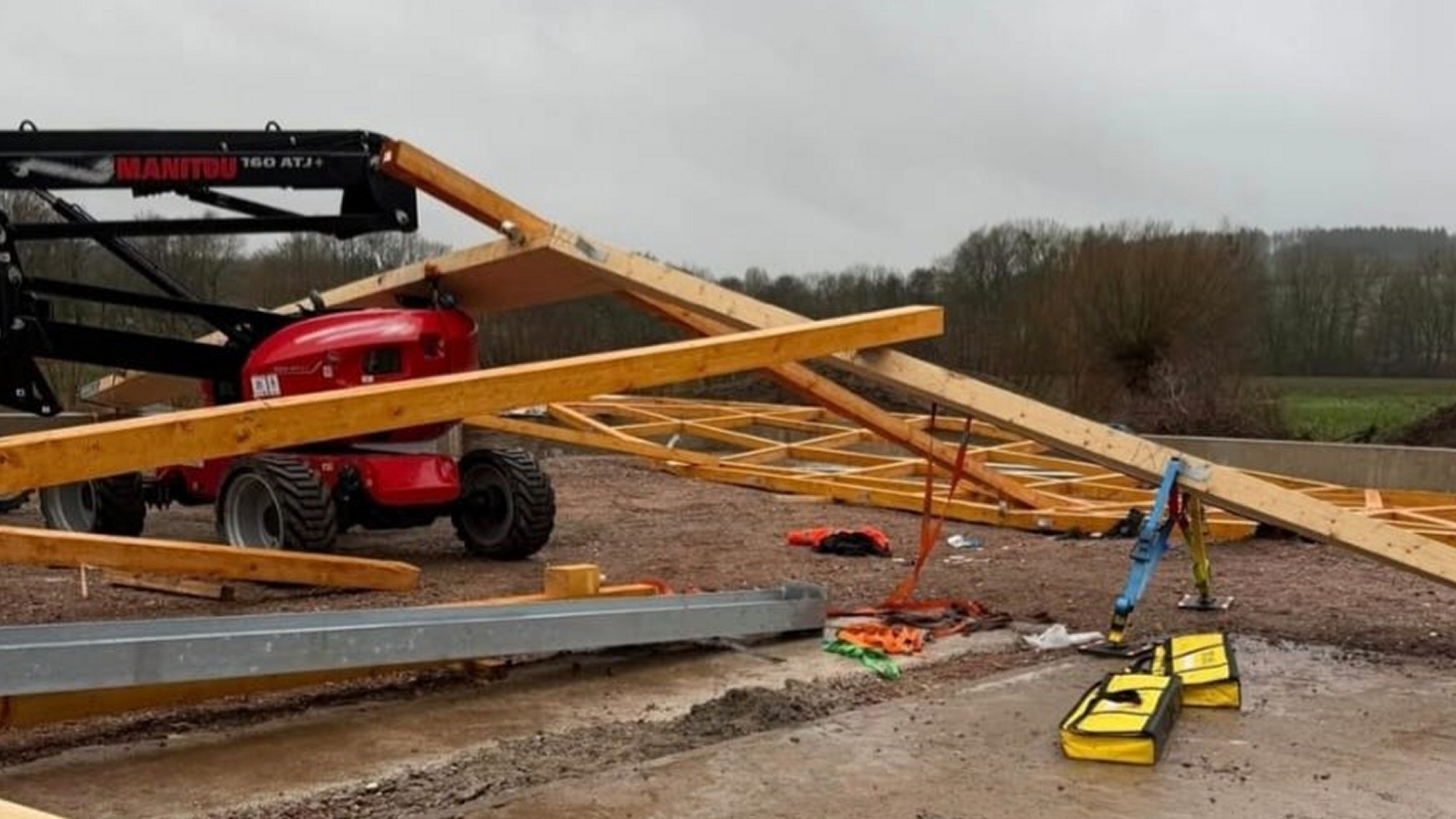 Schwerer Arbeitsunfall: Maschinenhalle im Aufbau bei Nieheim bricht über den Köpfen der Arbeiter zusammen
