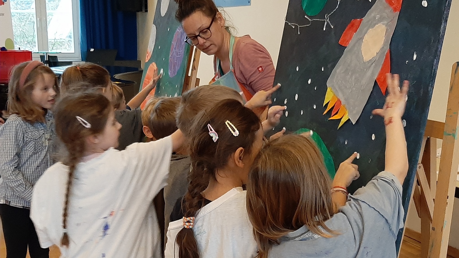 Die musikalischen Weltraumabenteuer des Pinsels Puck: KlangBilder-Workshop begeistert Kinder in Höxter