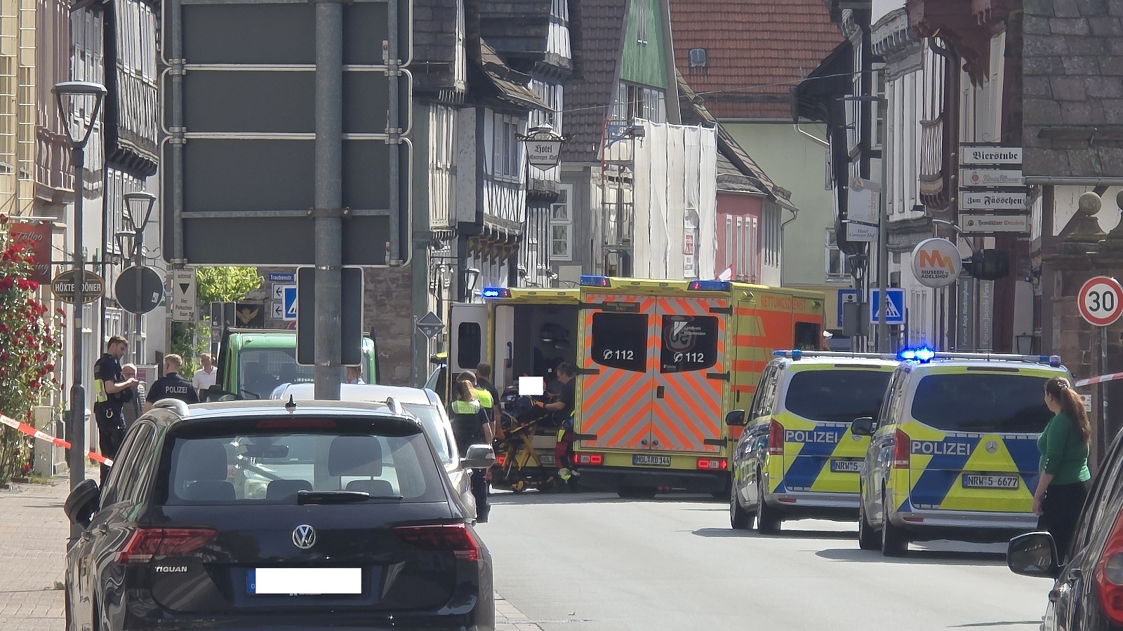 73-jährige Fußgängerin in Höxter von Auto erfasst und schwer verletzt