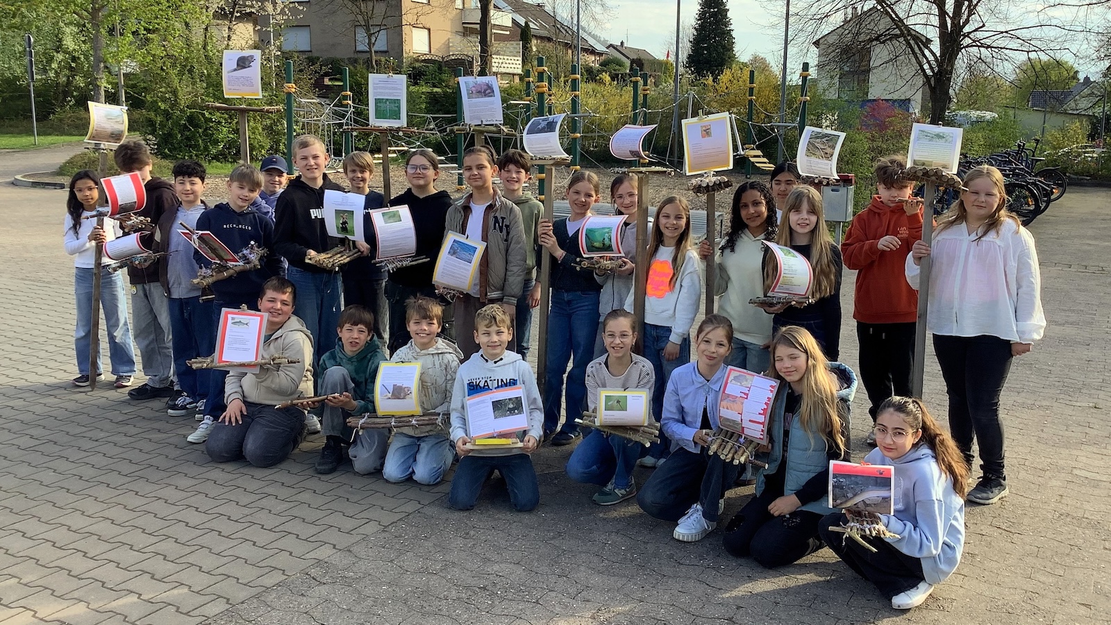 Von Ton-Flotten bis Upcycling – Schülerarbeiten des KWG verwandeln die Weserpromenade in eine große Kunstmeile 