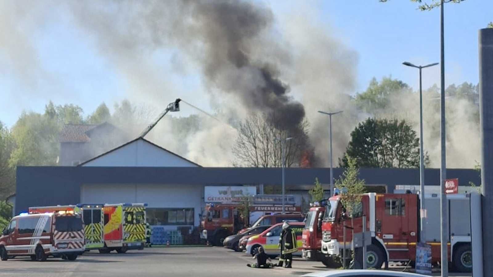 Großbrand am Alten Bahnhof in Beverungen: Flammen greifen auf Dachstuhl über – Großeinsatz der Feuerwehr
