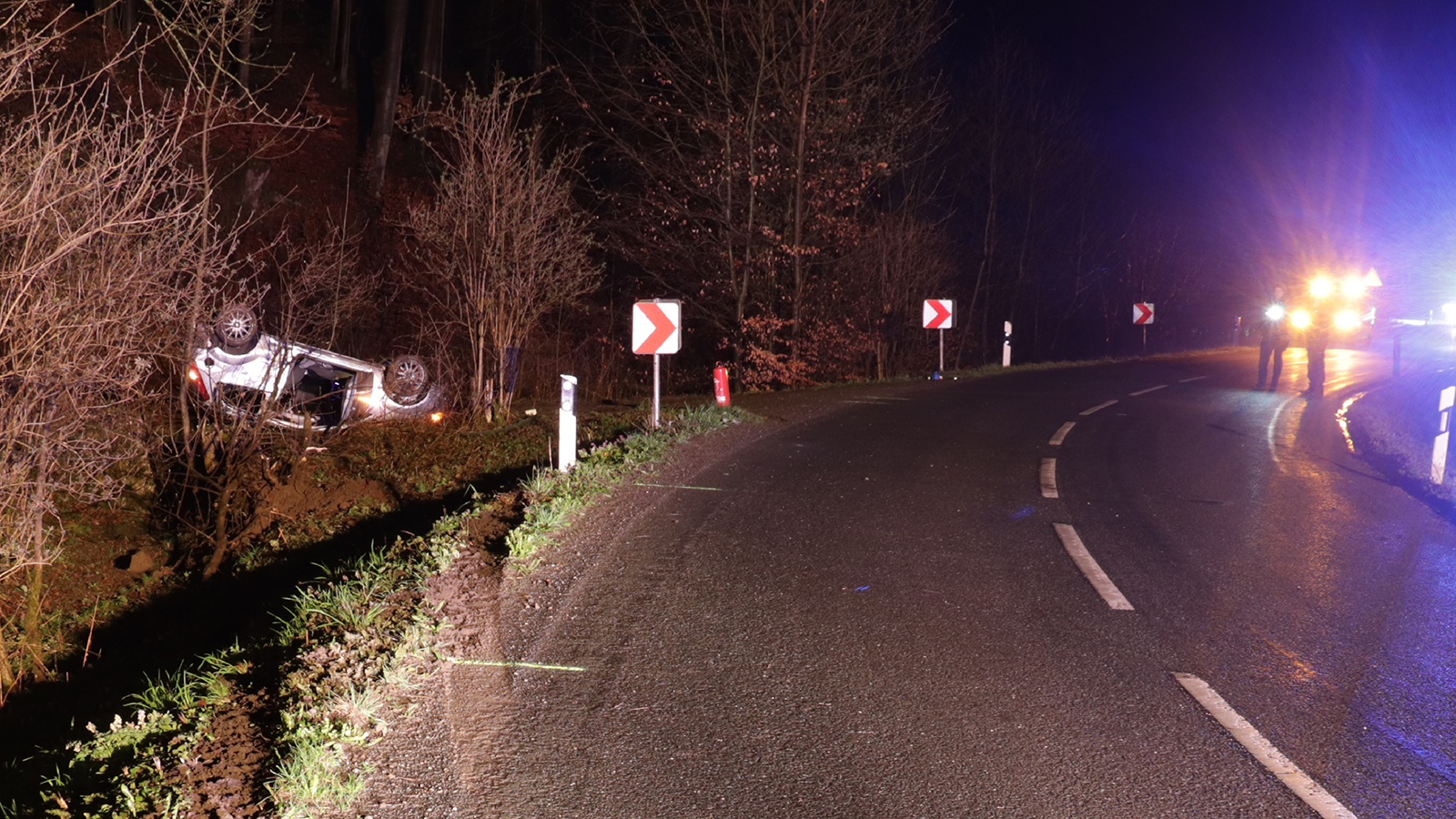 Schwerer Unfall auf der L755 bei Höxter: 20-Jährige nach Pkw-Überschlag lebensgefährlich verletzt