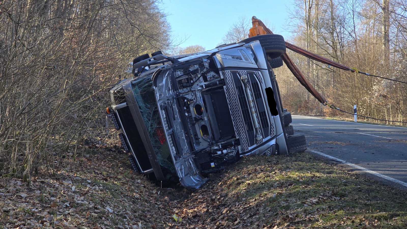 Holztransporter kippt auf K18 um – Fahrer leicht verletzt 