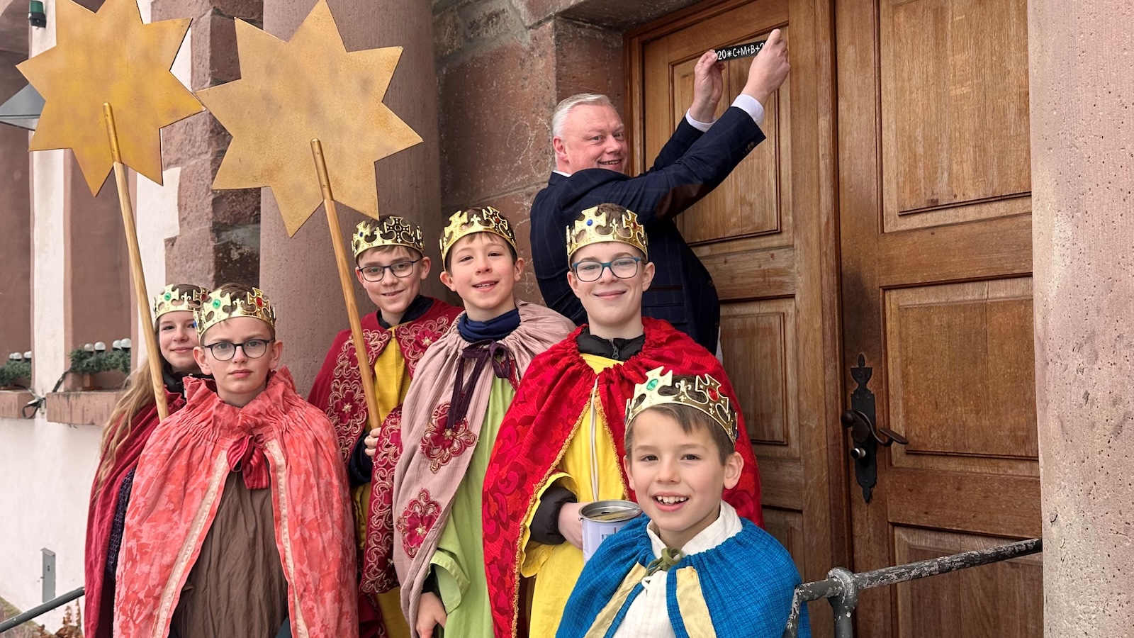 Sternsinger bringen den Segen ins Stadthaus – Einsatz für Bildung statt Kinderarbeit