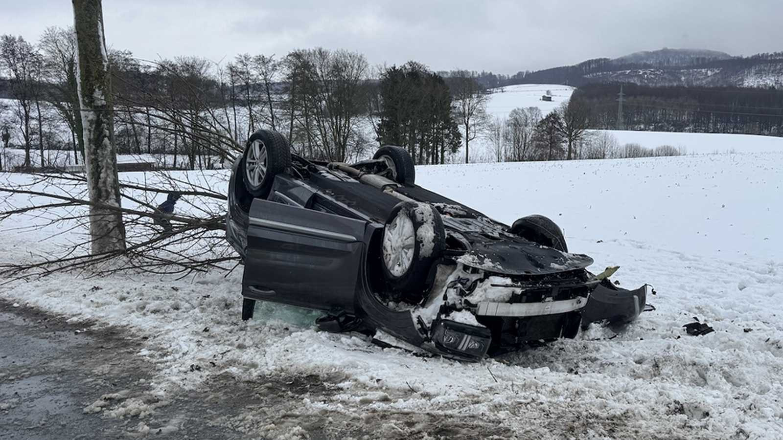 Alleinunfall auf der L 946 – zwei Personen verletzt